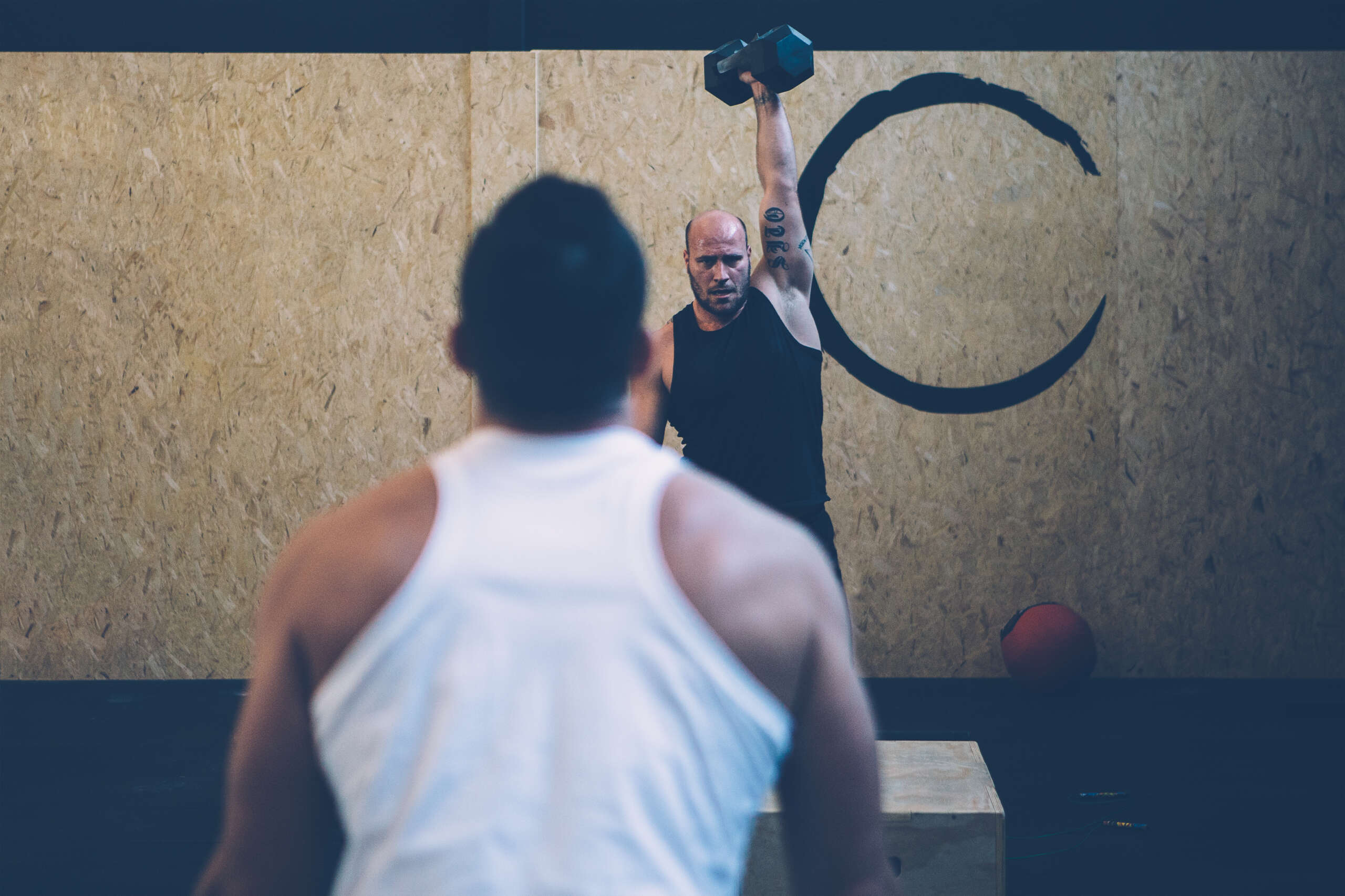 personal trainer with gym member lifting barbells in auburn wa